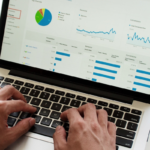 Datenrettung: Mann an Laptop, analysiert und rettet Daten.