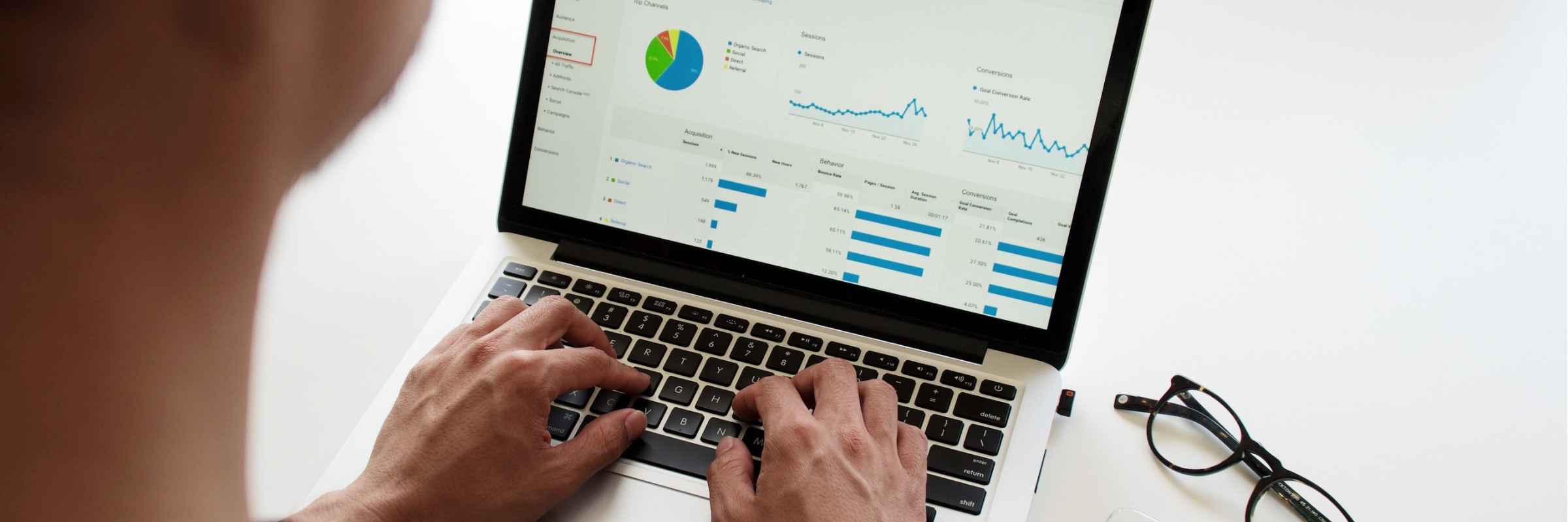 Datenrettung: Mann an Laptop, analysiert und rettet Daten.